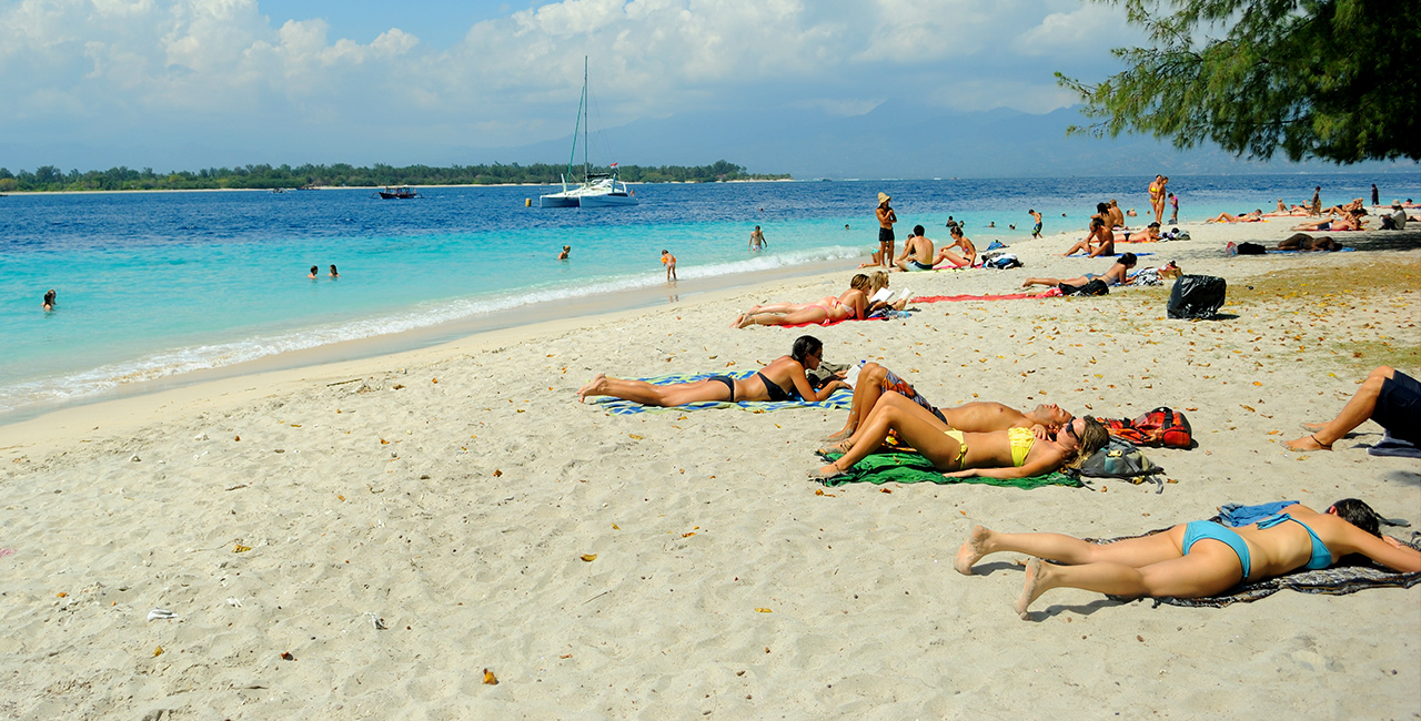 Sunbathing Beach area in Gili Trawangan | Gerbang Wisata